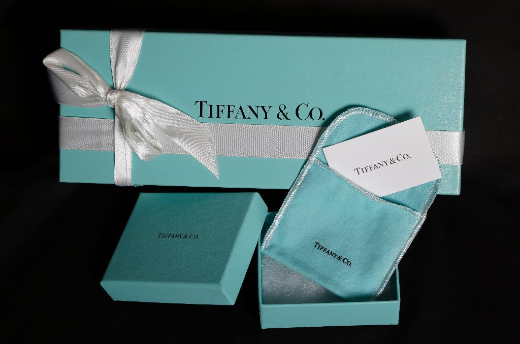 Tiffany debuts first men's engagement rings | Fox Business