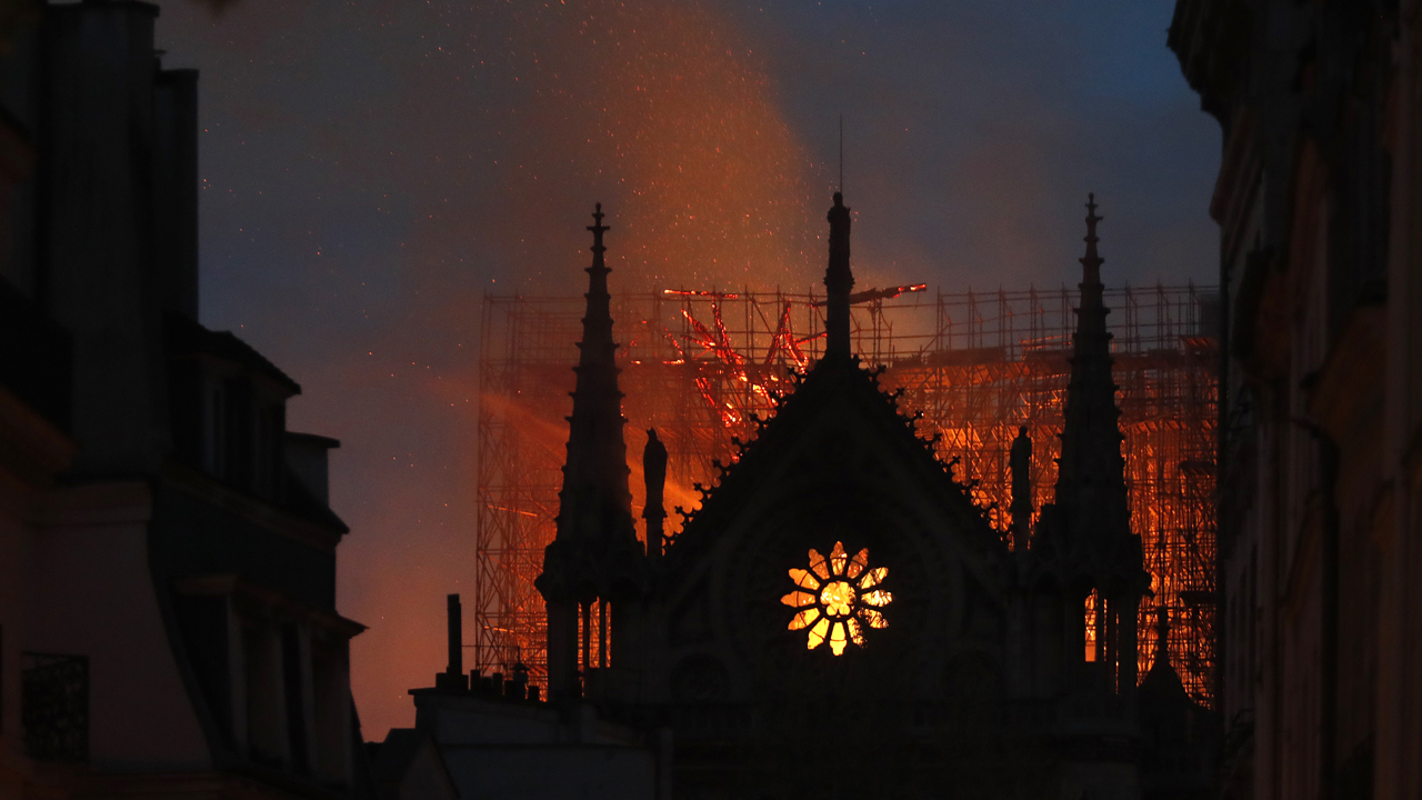 Vermoorden Groot ik ga akkoord met Apple joins Louis Vuitton, Gucci owners in pledge to rebuild Notre Dame  after fire | Fox Business