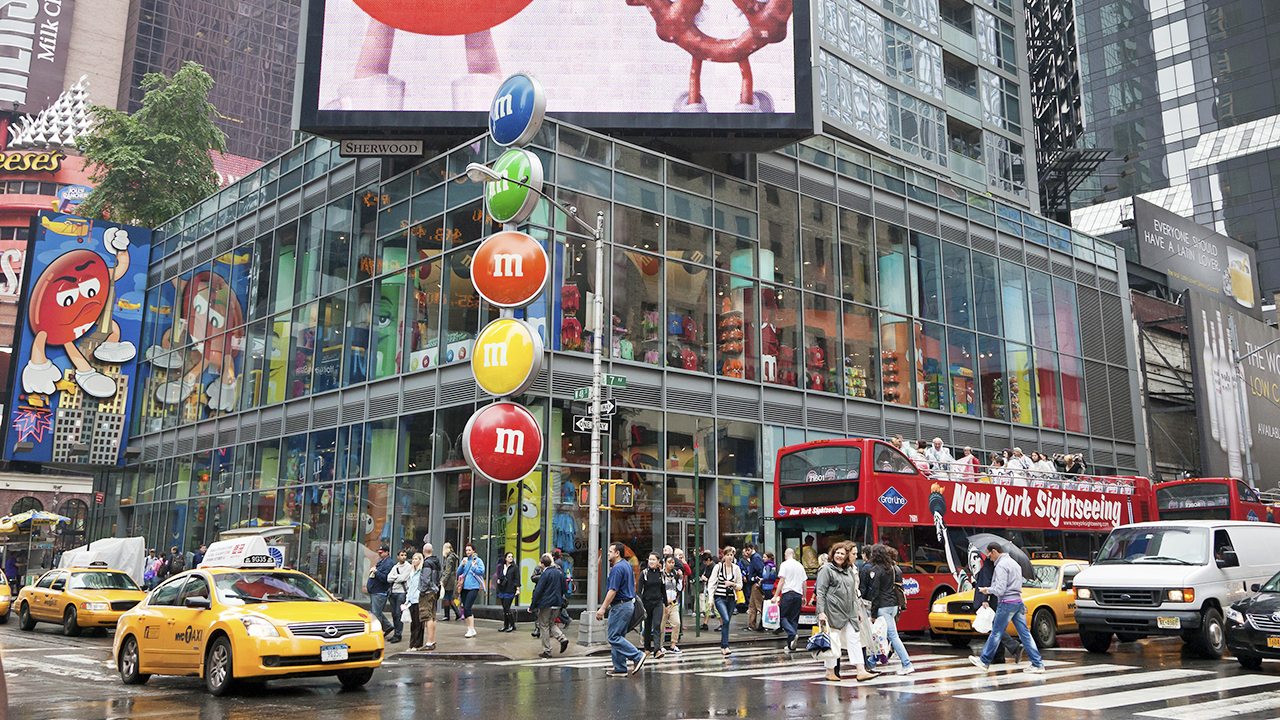 I visited the biggest M&M's store IN THE WORLD 🍬 It has 4 floors