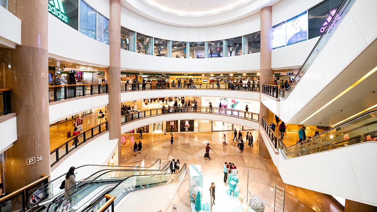 SHOPPING MALL definition in American English