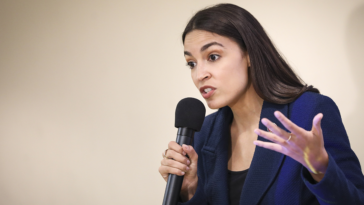 Alexandria Ocasio Cortez Calls Robinhood's Block on Trading GameStop, Other  Stocks 'Unacceptable