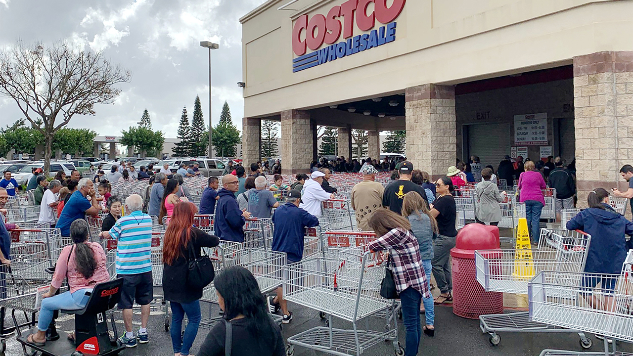 Americans are stocking up at Costco as coronavirus fears continue. FOX Business’ Kristina Partsinevelos with more. 
