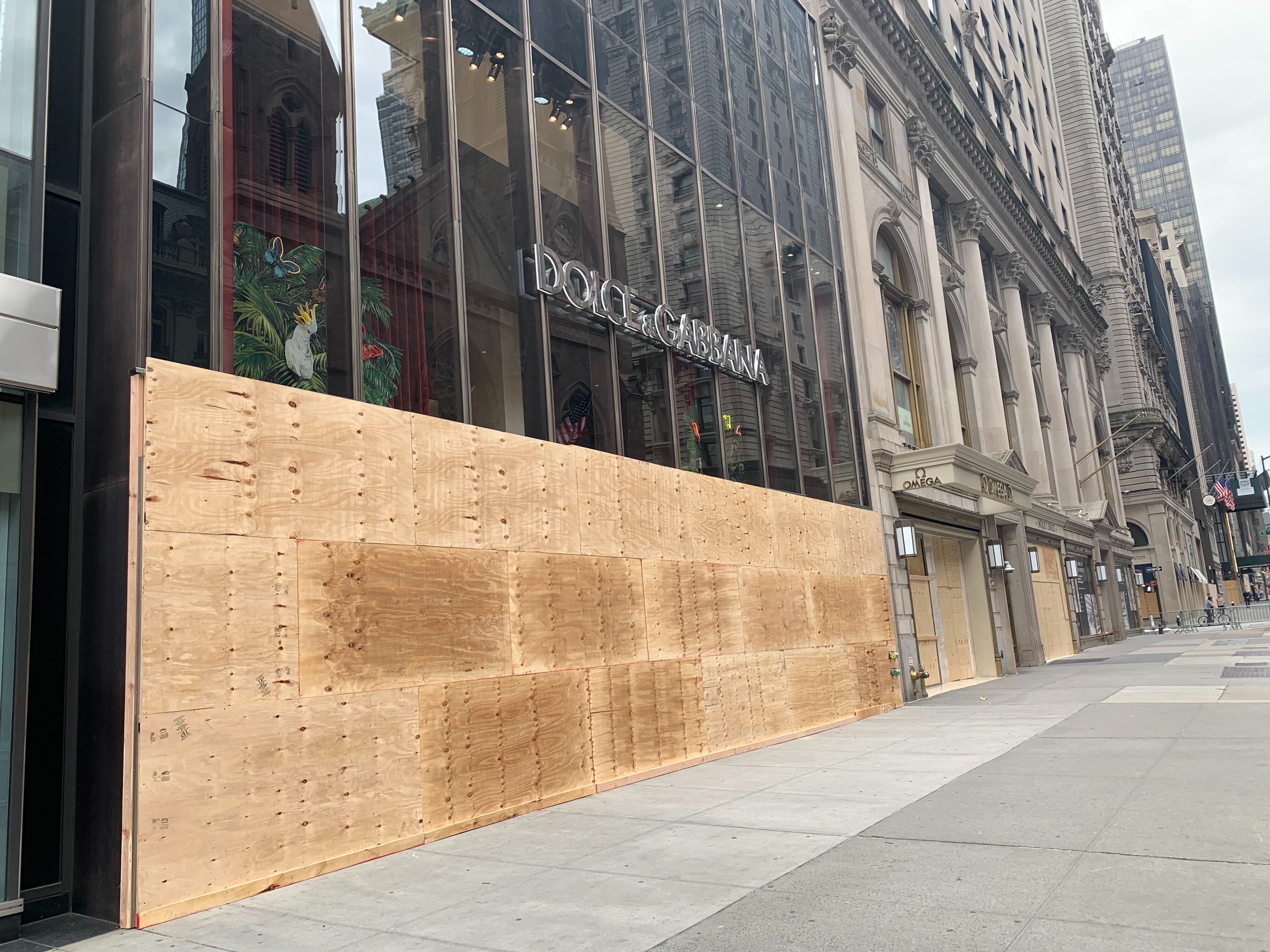 New York, New York, USA. 2nd June, 2020. Victoria Secret store on Fifth  Avenue is closed with sidings after a dawn of looting in the New York trade  during protests that spread