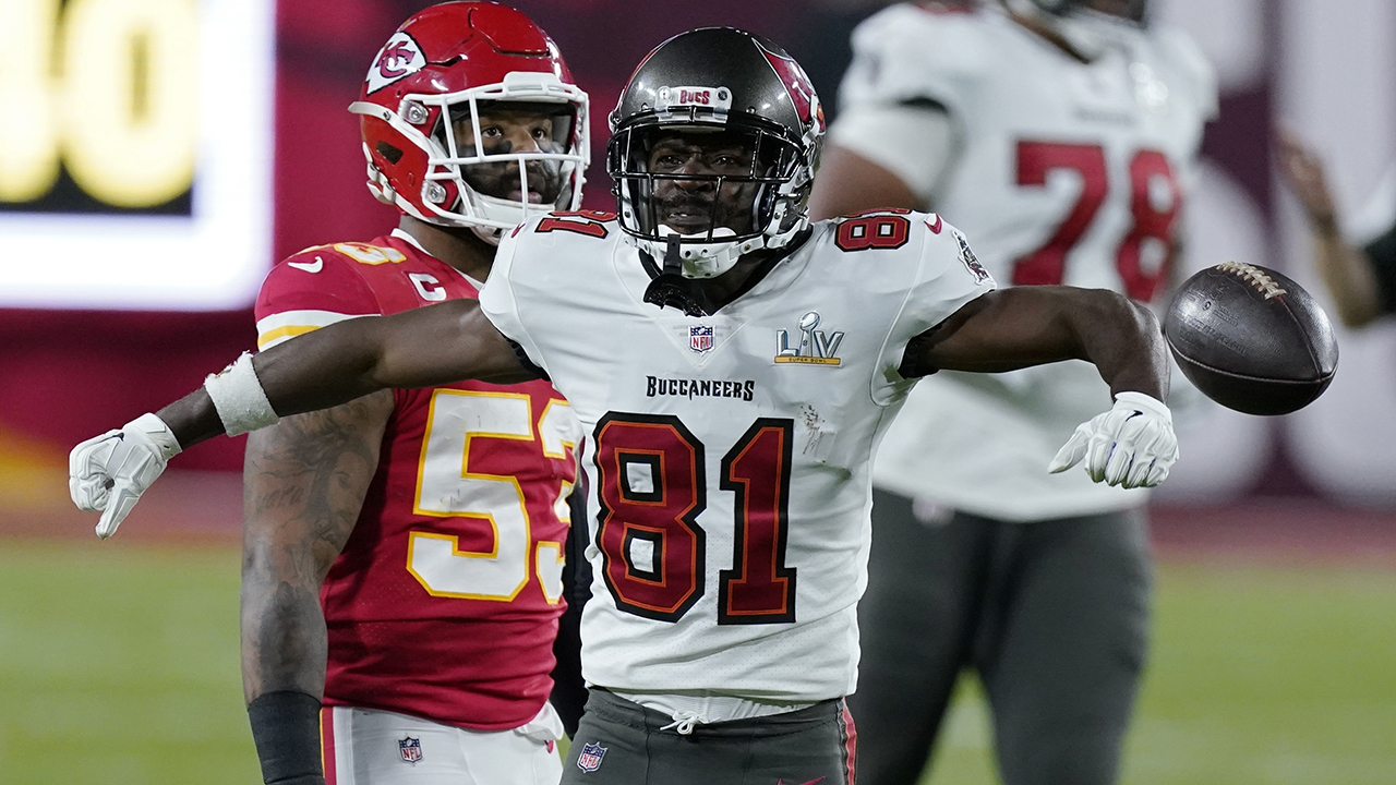 Antonio Brown pads pocket with Bucs' Super Bowl LV victory