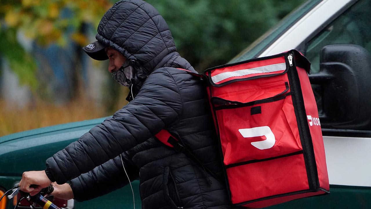 DoorDash requires all employees to make deliveries