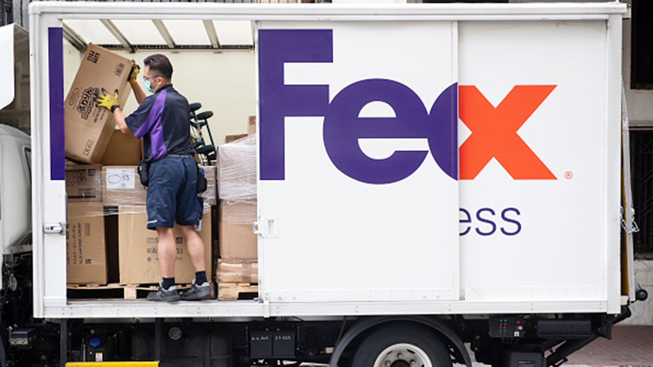 FedEx to further trim Sunday deliveries