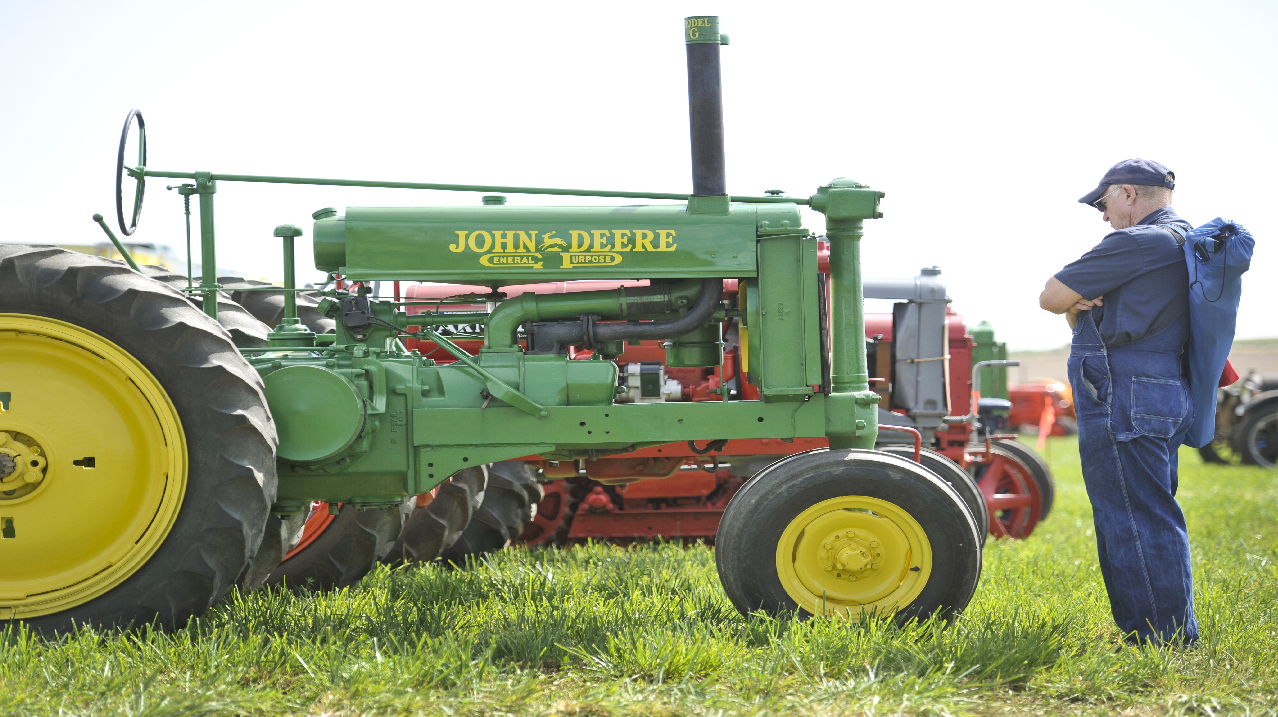 Strike looms as John Deere, UAW can't reach deal | Fox Business