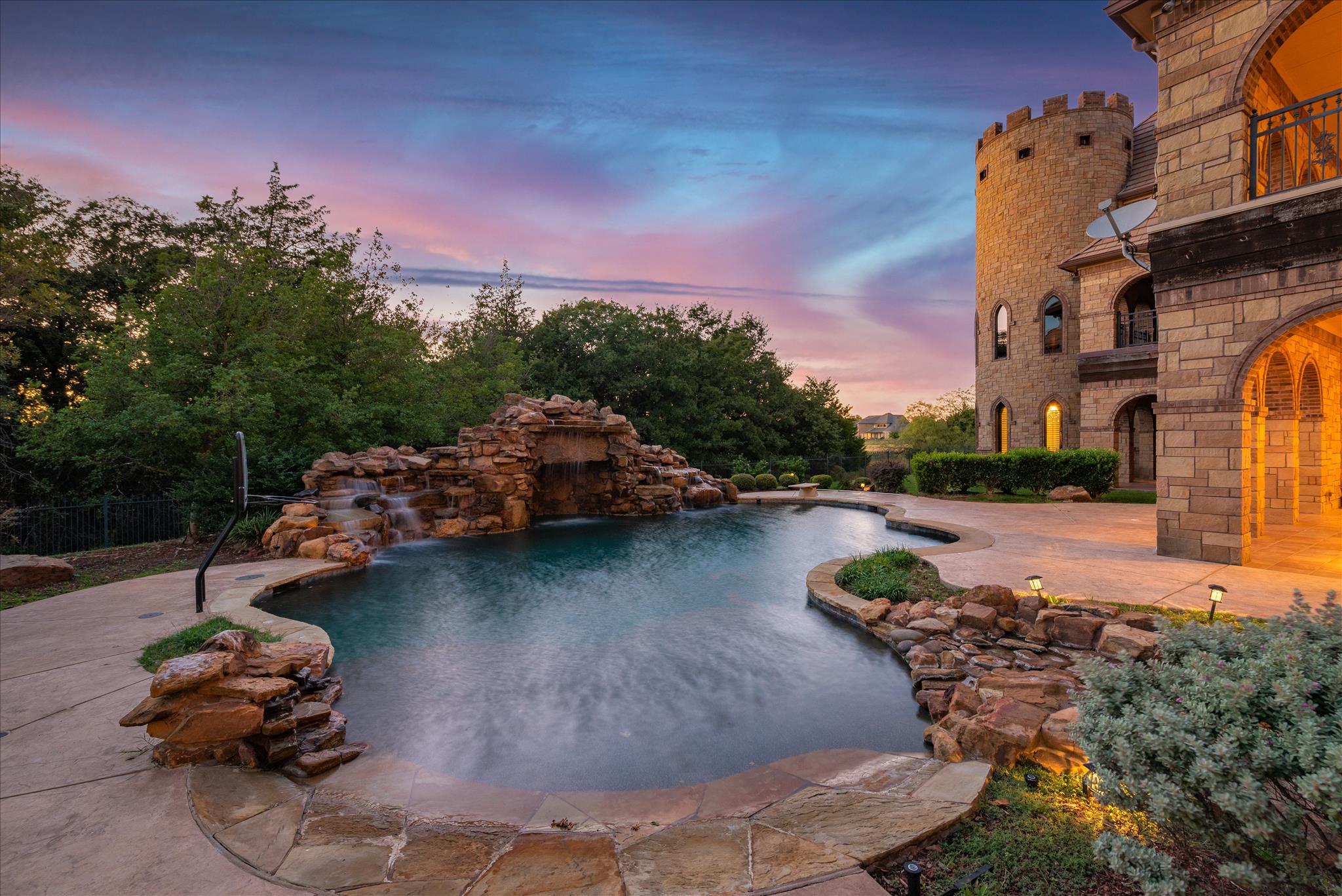 Dallas | Ft Worth Exquisite custom estate by Terry Holmes, located in Castle  Hills' gated community, Enchanted Hill https://t.co/BpEuV14hDb Listed by:  Laurie Dean | Keller Williams Realty #luxuryhomemagazine #luxuryhomes  #luxuryrealtor ..., image size:2048x1367