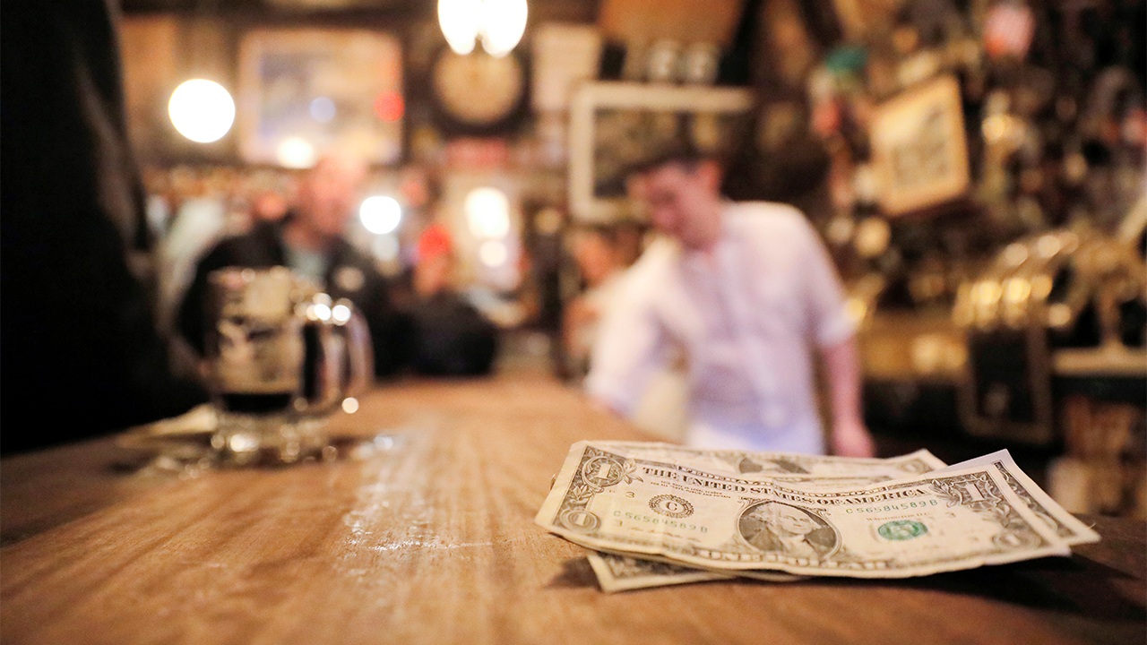 Hawaii lawmakers pass bill to raise minimum wage to $18 per hour | Fox  Business