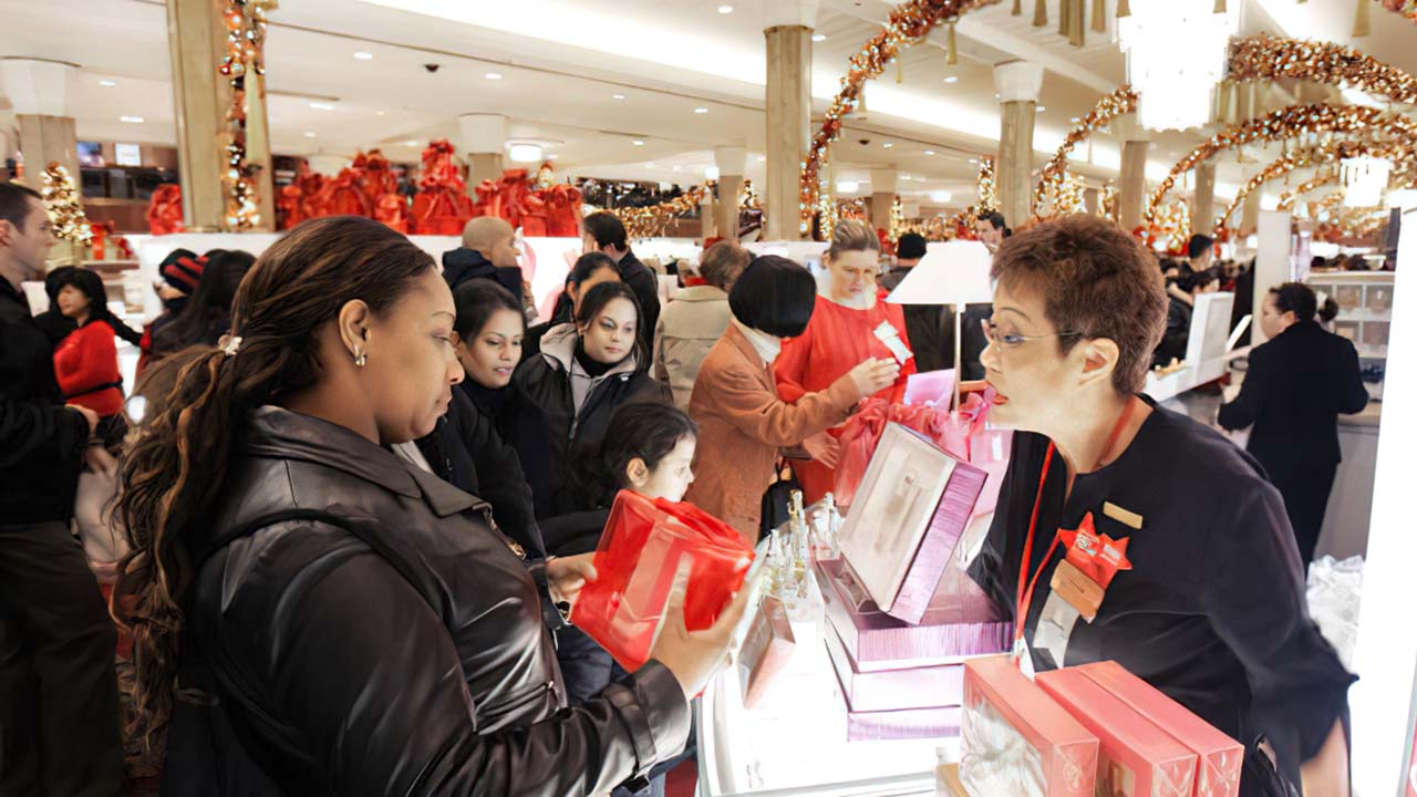 People flock to malls to kick off holiday shopping season