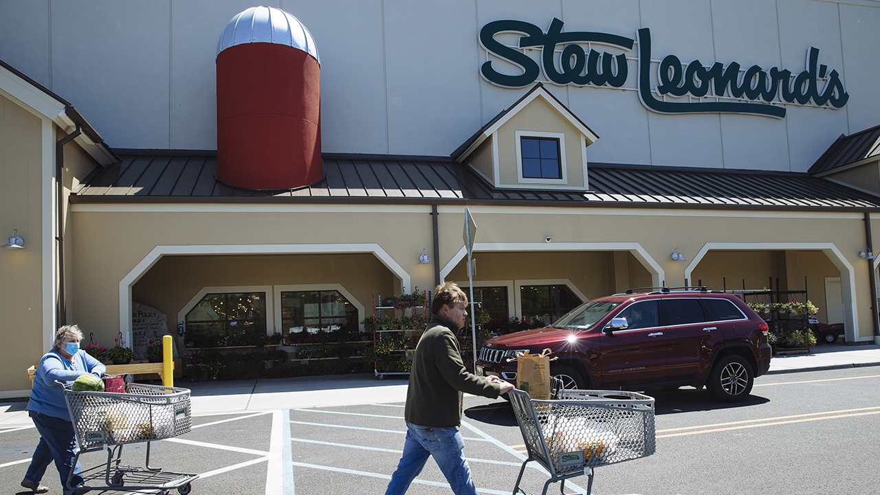 Grocery stores cut hours and services amid omicron variant | Fox Business