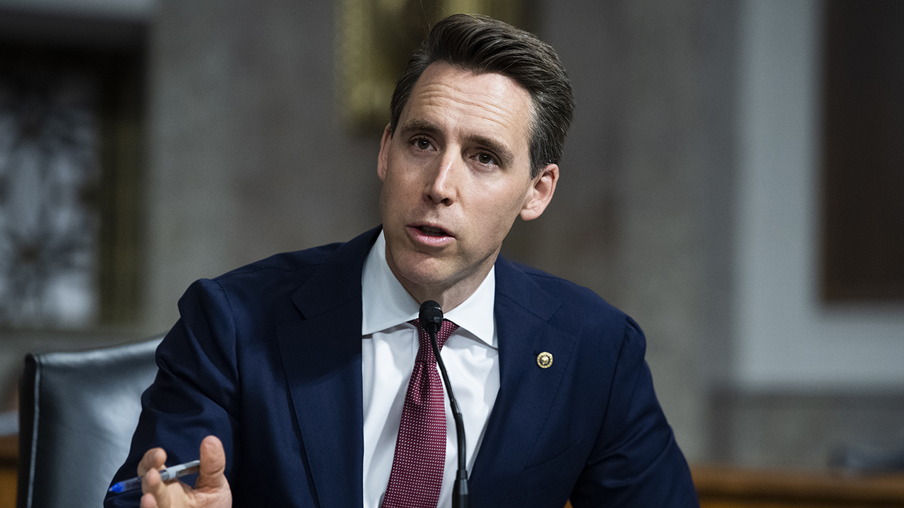 Hawley introduces bill to restrict Candy Crush, similar apps