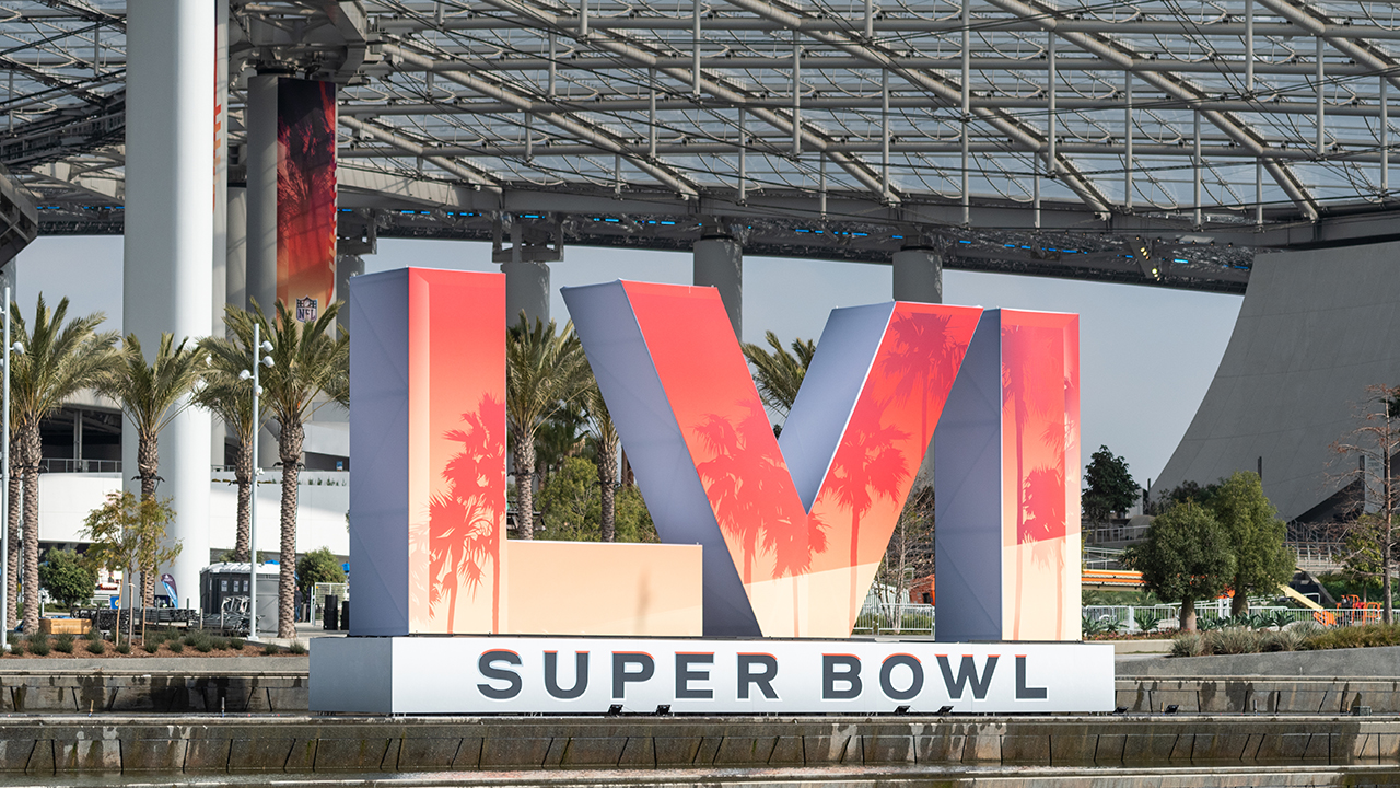 Steinberg Sports and Entertainment CEO and founder Leigh Steinberg on concerns regarding Super Bowl LVI being hosted in L.A. amid COVID surge, trans athletes and the NFL's growth after allowing fans back in the stands.