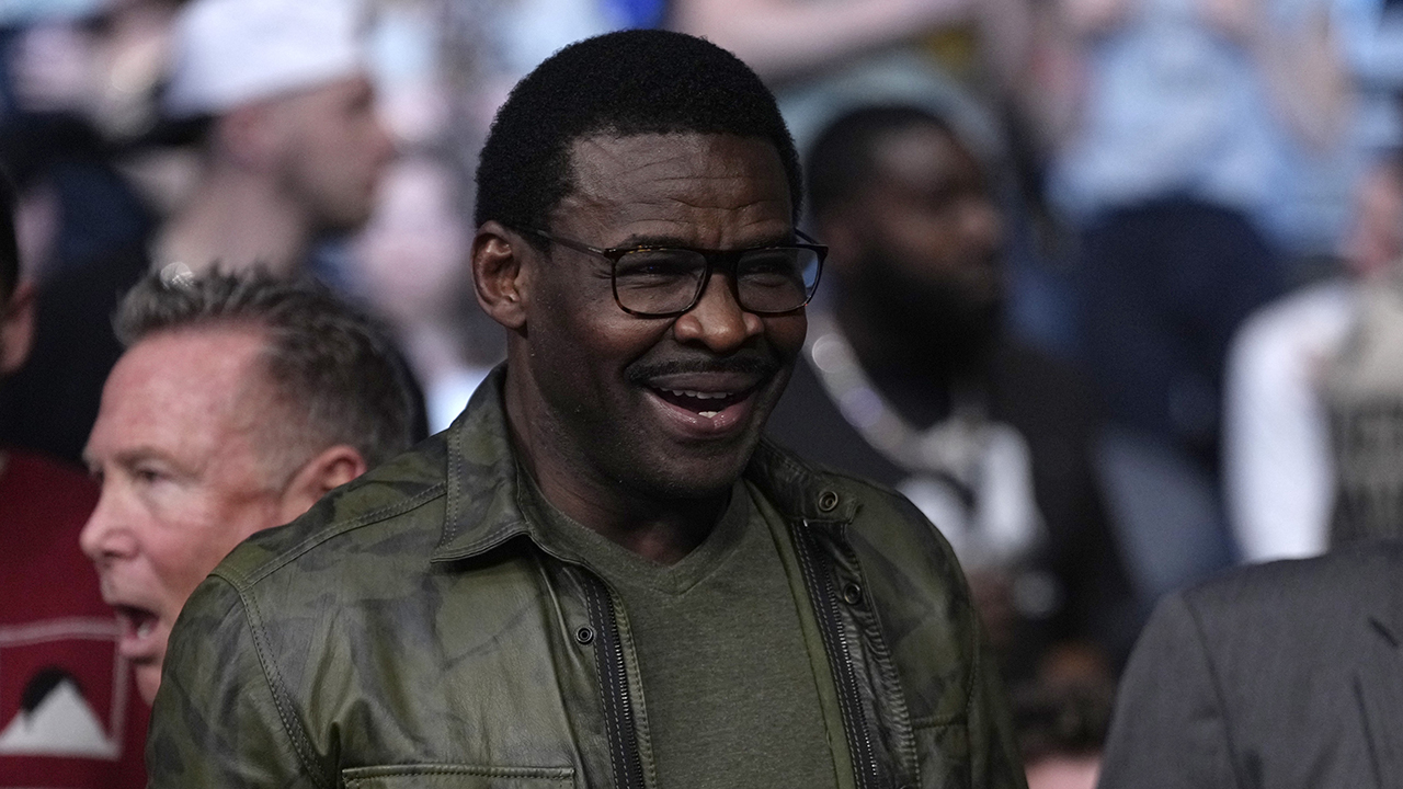 Michael Irvin, wide receiver for the Dallas Cowboys carries the ball  News Photo - Getty Images