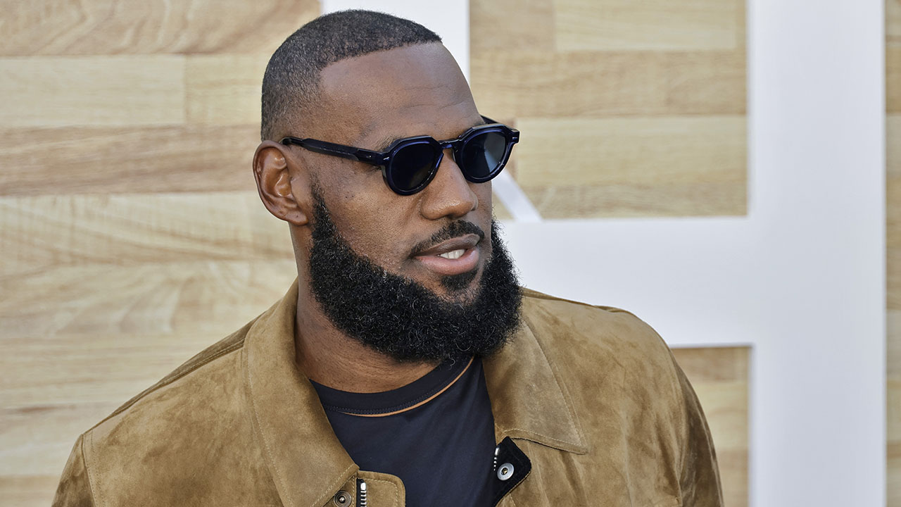 Lakers' LeBron James is the first active NBA player to become a billionaire:  report | Fox Business