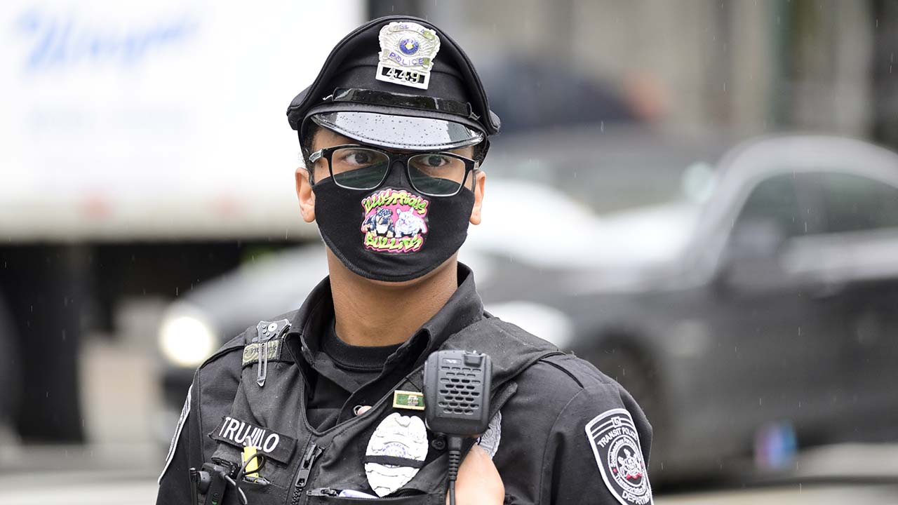 Philadelphia-area transit cops to get big pay raise amid officer shortage |  Fox Business