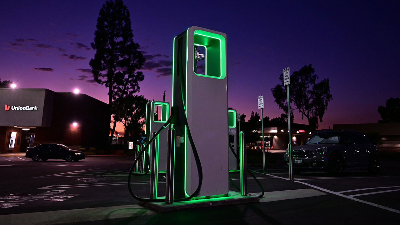 BMW, GM, Honda, and more are building a new EV charging network in North  America - The Verge