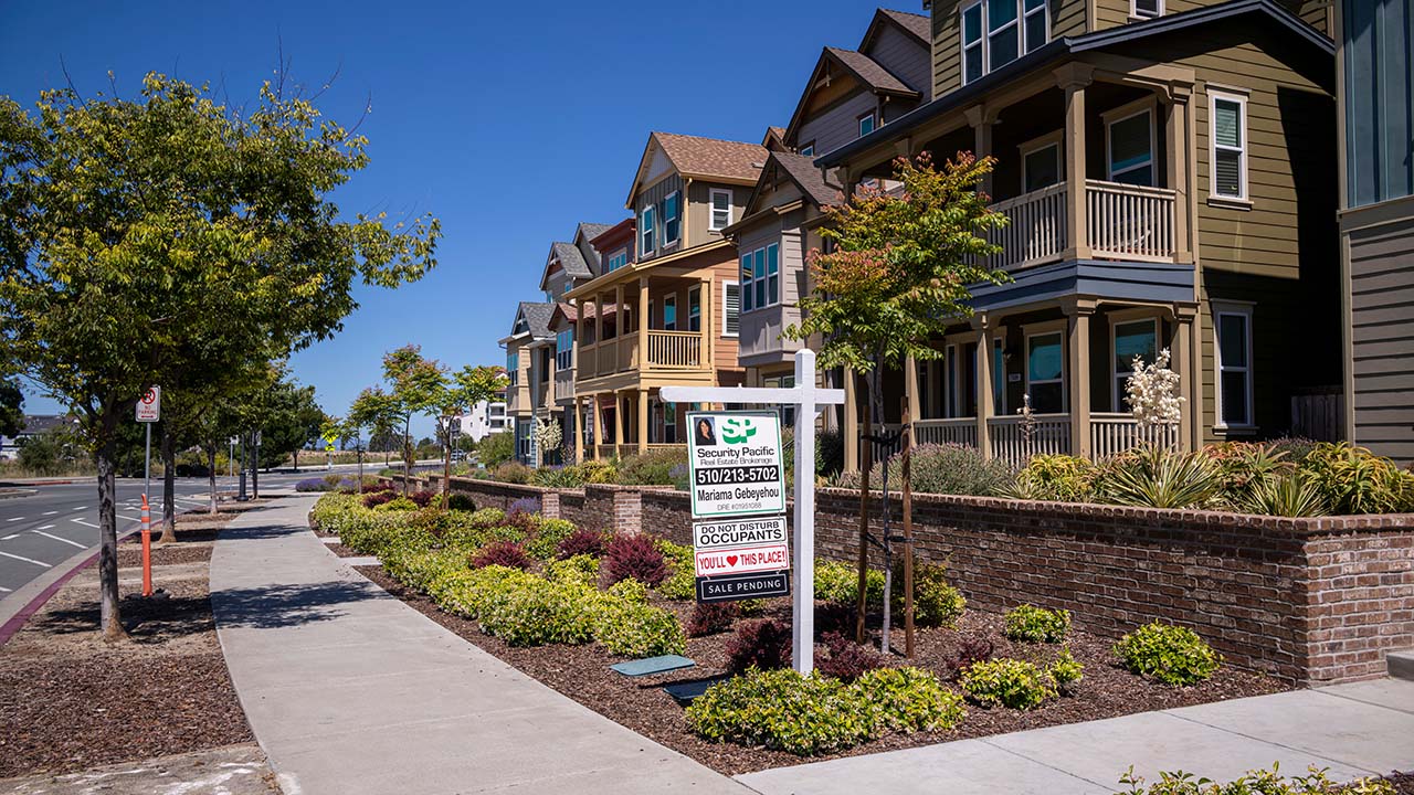 Daryl Fairweather, chief economist at Redfin, discusses the current landscape of the housing market as reports reveal that homes are selling for less than their asking price on ‘Varney & Co.’ 