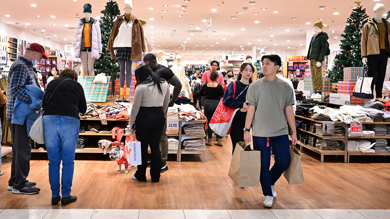 Tysons Malls Extend Hours for Holiday Shoppers