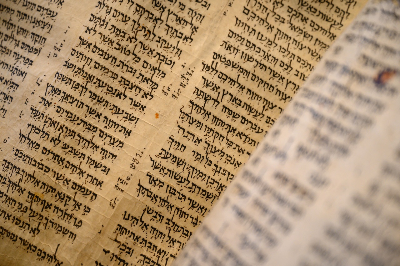 Expert discovers ancient Torah scroll in plain sight - CBS News