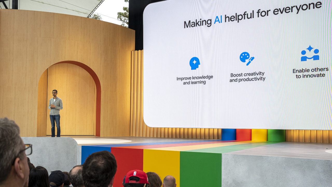 Google launches a new artificial intelligence application for smartphones - Features