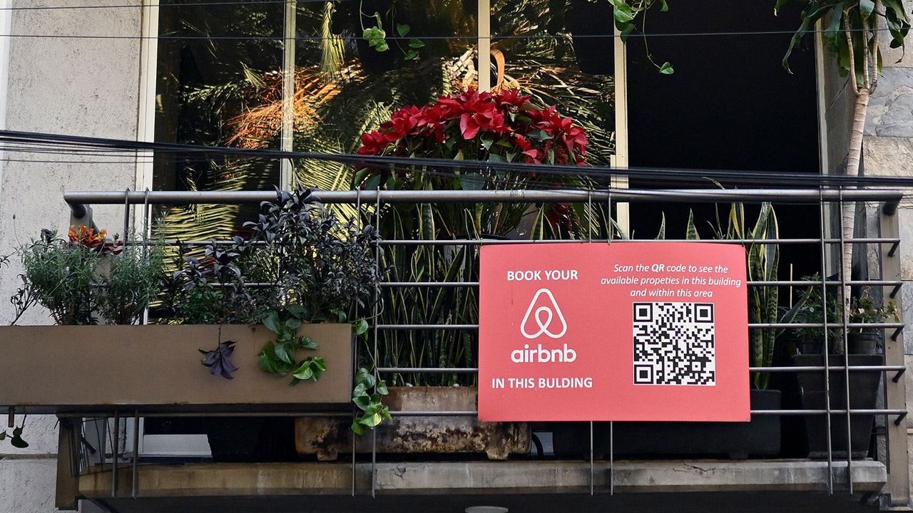 Airbnb forecasts fewer bookings, lower prices in Q2; shares slump