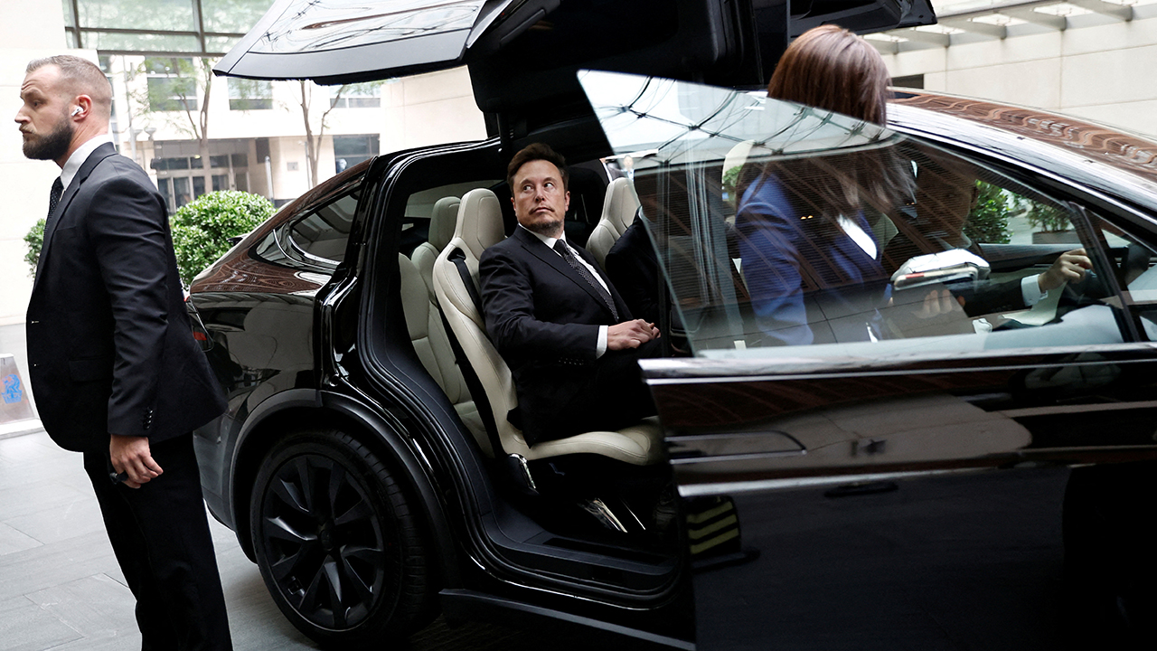 Billionaire Bernard Arnault Plans to Visit China After Elon Musk