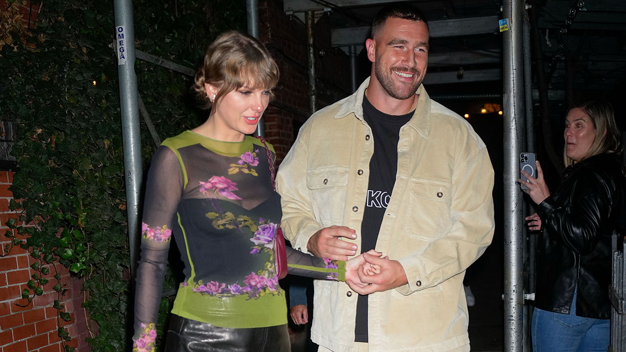 Taylor Swift And Travis Kelce Dating 2023 Xmas Gift For Couple