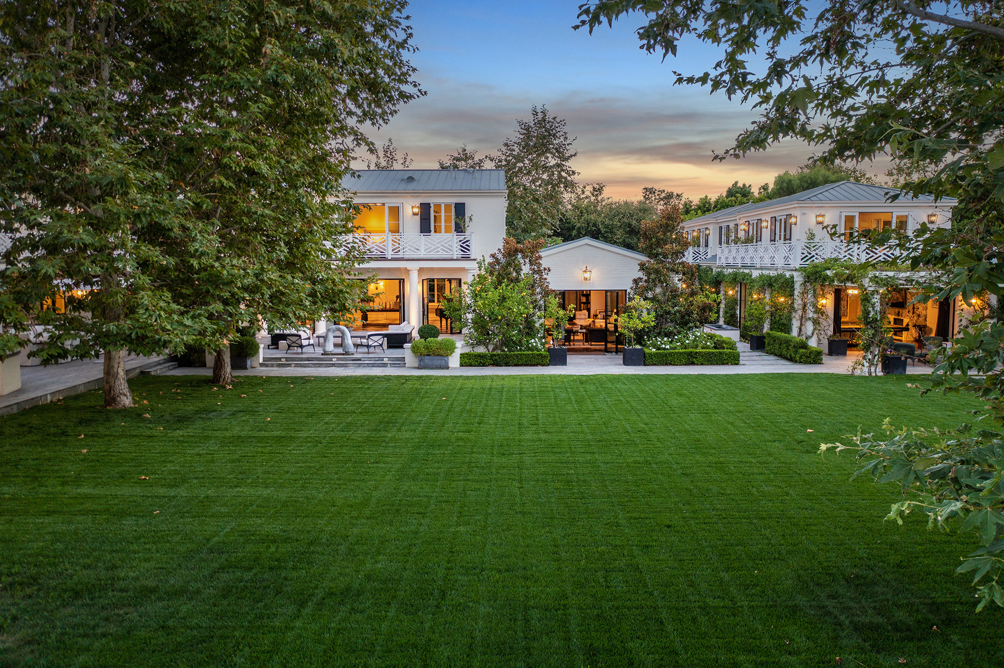 Danny DeVito and Rhea Perlman Sell Beverly Hills Home for $28 Million - WSJ