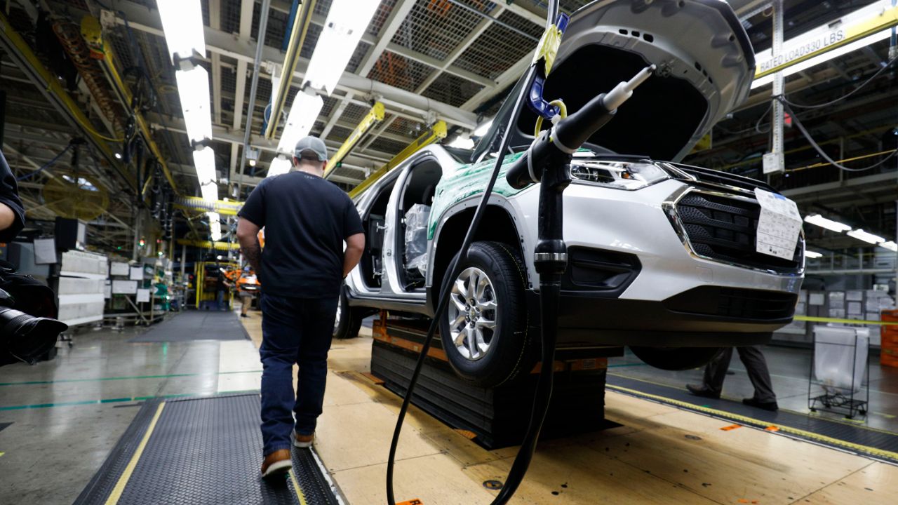 Paychecks keep rising for American workers, providing boost to household budgets