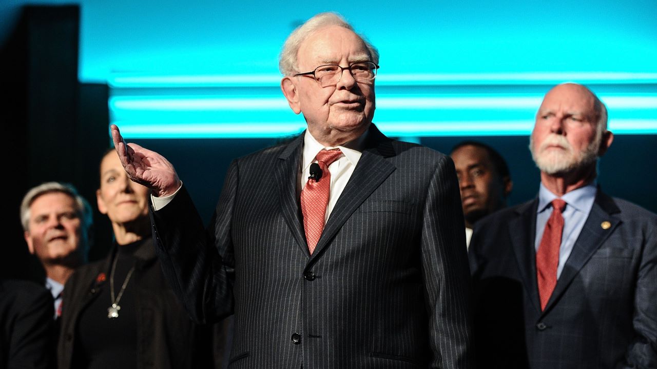 Buffett retakes the stage as Berkshire prepares to pass the baton