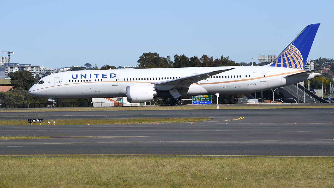 United Airlines Boeing plane that turned around midflight suffered hydraulic leak