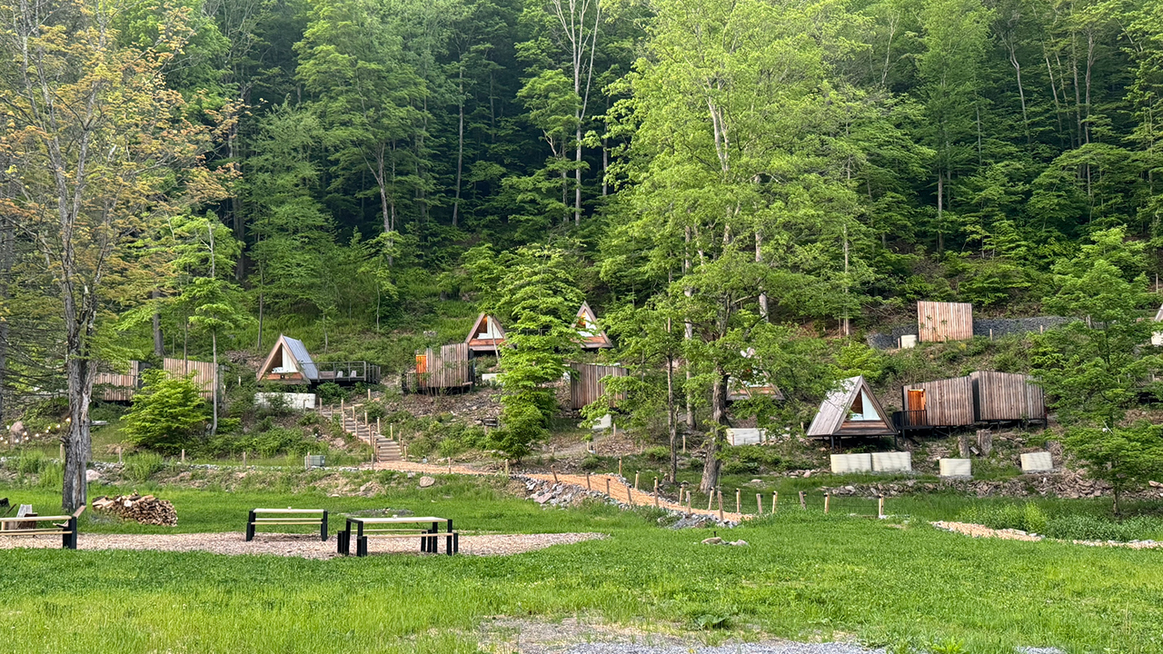 FOX Business' Lauren Simonetti reports from Big Indian, N.Y., to highlight the costs, experiences, and rise of 'glamping.'