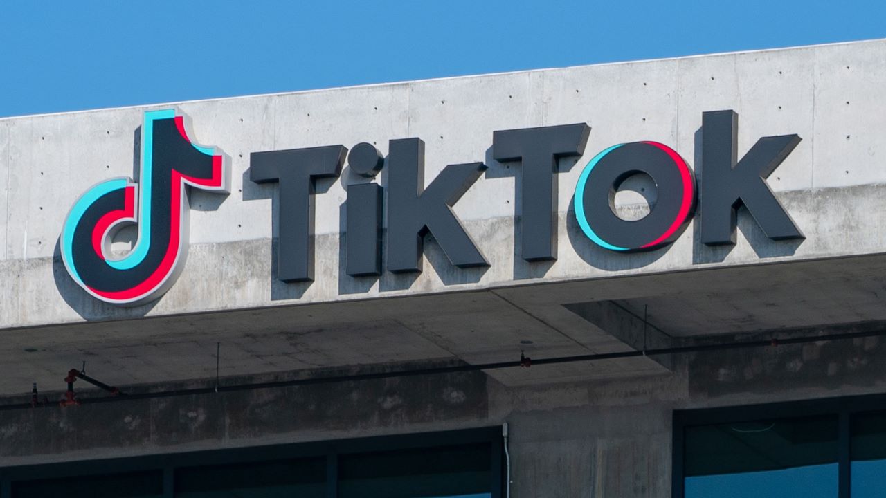 OLeary Ventures Chairman Kevin OLeary discusses his plans to buy TikTok as Congress voices its concerns over Chinese spying on The Claman Countdown. 