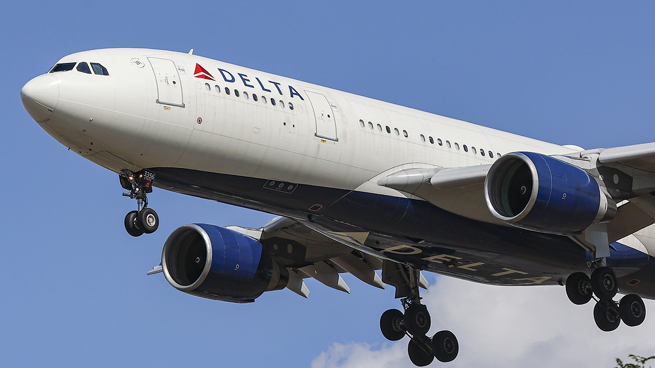 Simpler Trading VP of Options & Delta analyst Danielle Shay discusses the airline's shares following the IT outage and her outlook on tech stocks.