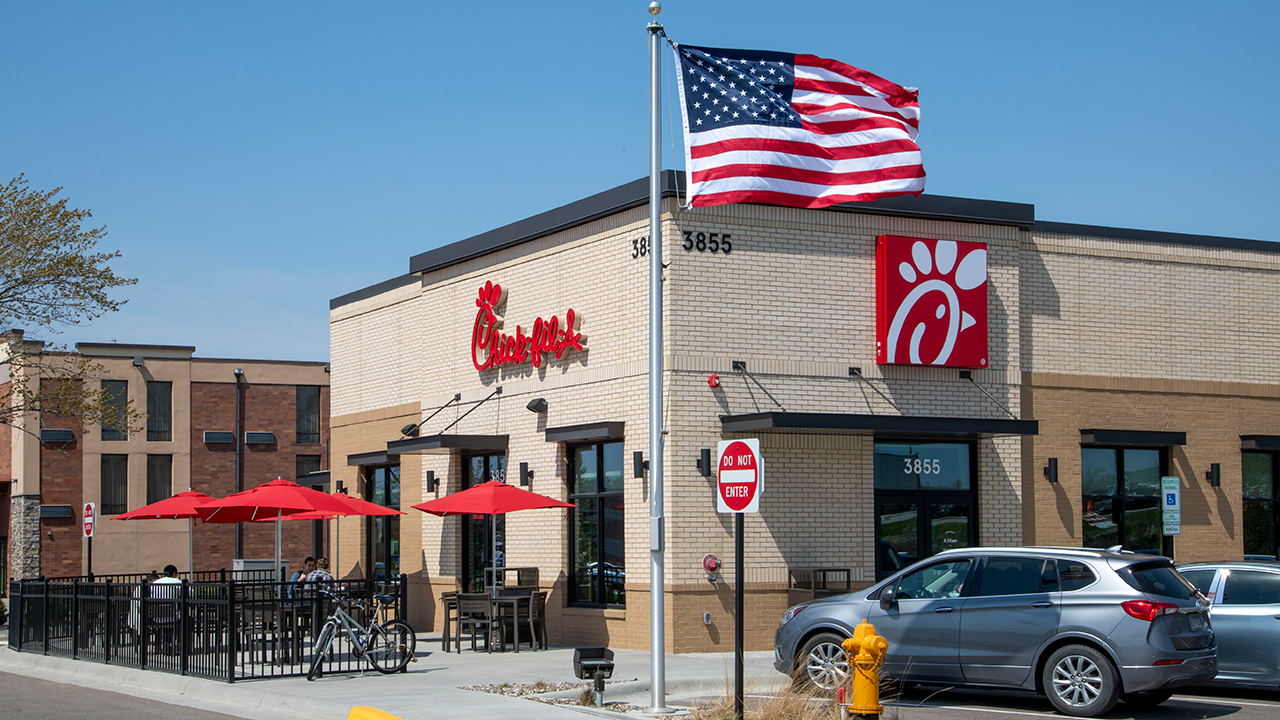 Chick-fil-A’s lemon-squeezing robots cut over 10,000 labor hours per day: report