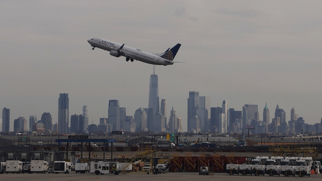 Newark air traffic controllers lost radar, radio communications with planes for over a minute, sparking chaos