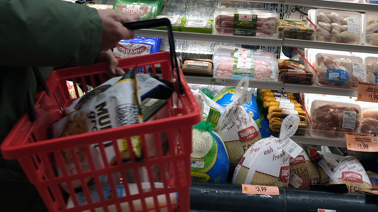 More Americans turn to home cooking as economic concerns weigh