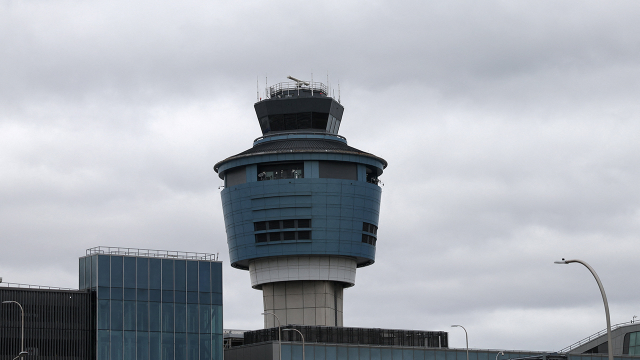 Airlines step up to support federal workers as nearly 13,000 air traffic controllers go unpaid