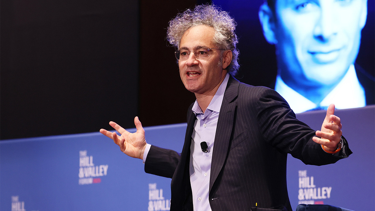 CEO da Palantir Choca ao se Declarar 'Anti-Woke' e Apoiar Ataques de Trump a Barcos de Drogas