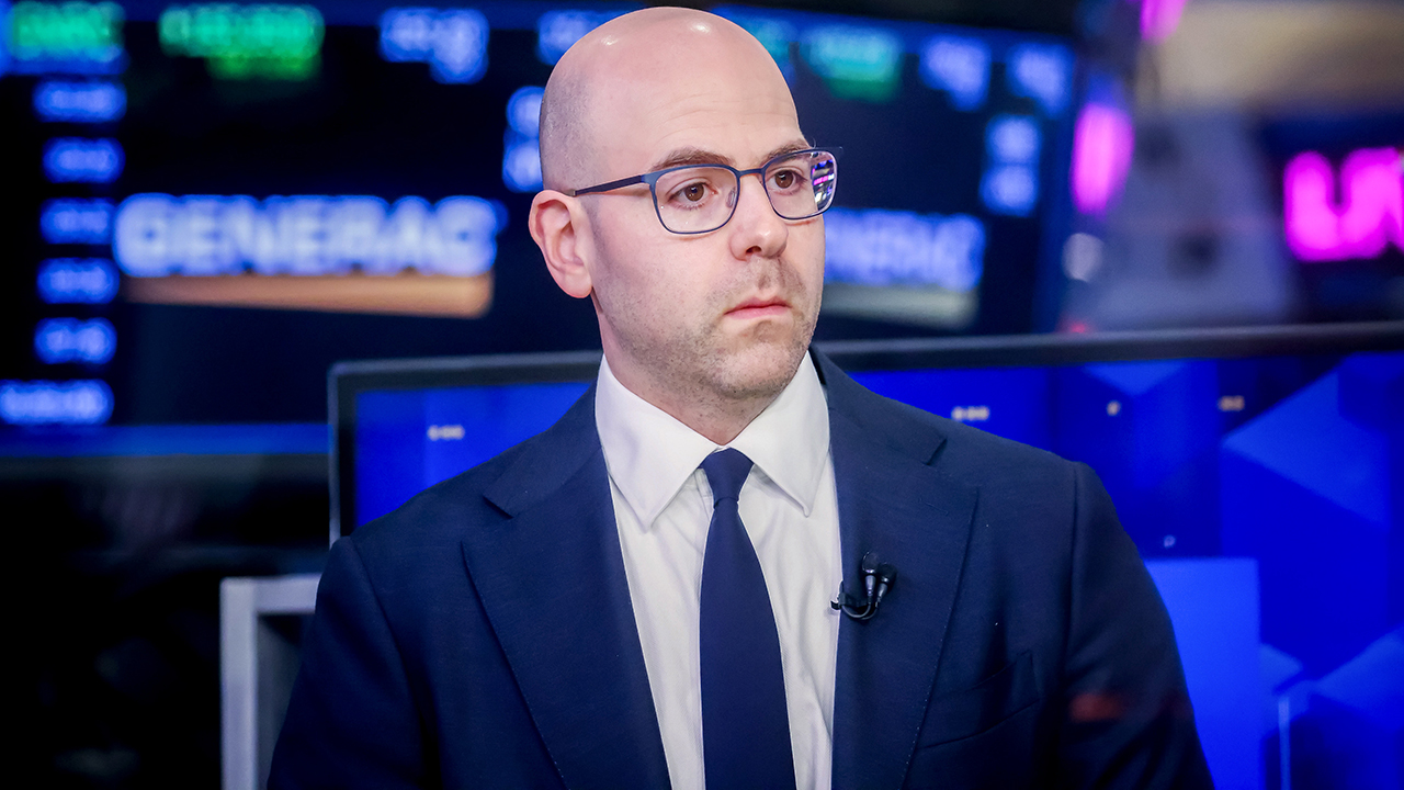 Fed governor says current economy is 'calling for large interest rate cuts' to help job market