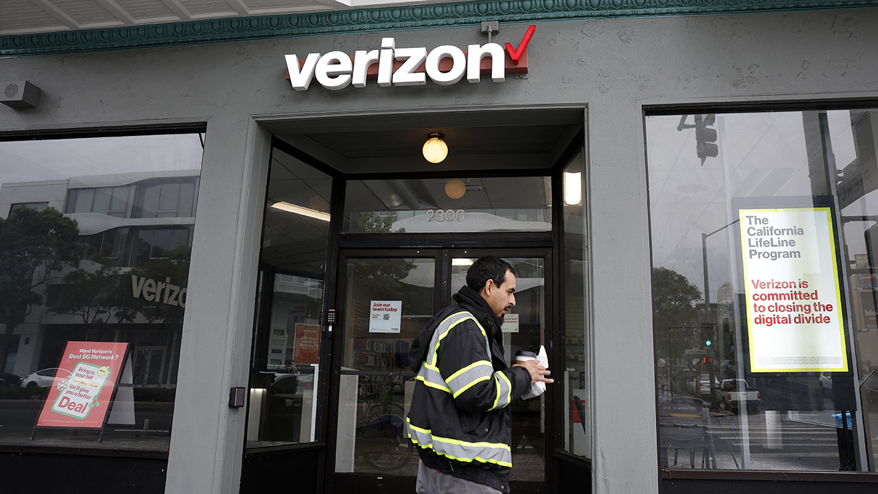 Verizon launches simpler plans and new loyalty program, drops some fees