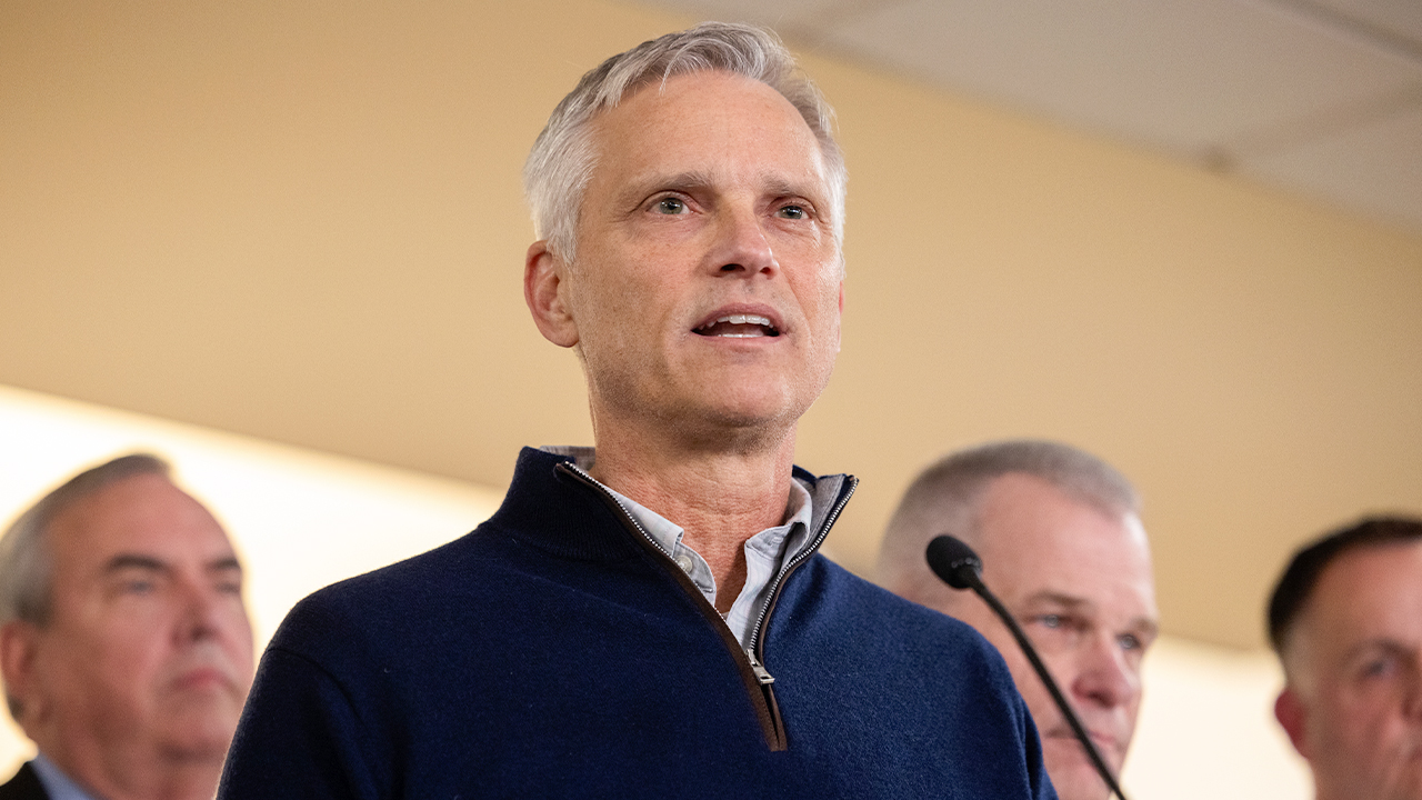 American Airlines pilots, flight attendants rebuke CEO's leadership