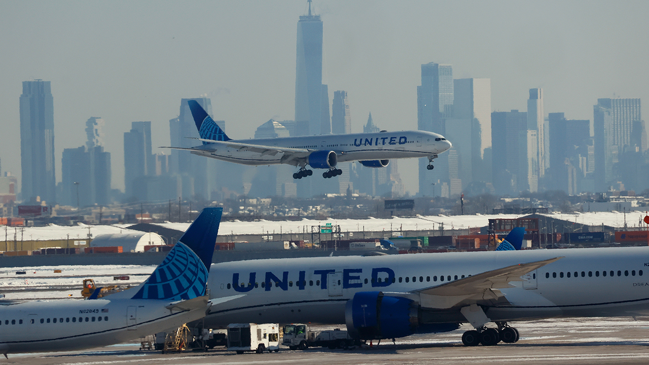 foxbusiness.com - Sophia Compton - United reportedly approached Delta Air Lines about a potential merger