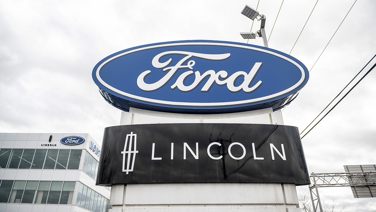 Ford recalls nearly 420,000 Expedition and Lincoln Navigator SUVs over seat belt locking issue