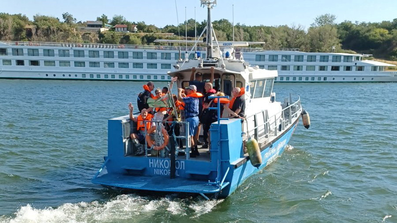 Cruise ship passengers rescued after vessel runs aground